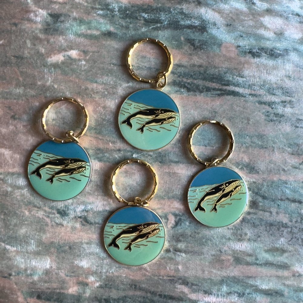 WHALES ON NWOT VTG KEYCHAINS GLOSSY ENAMEL/GOLD TONE FINISH GIFTING QUALITY